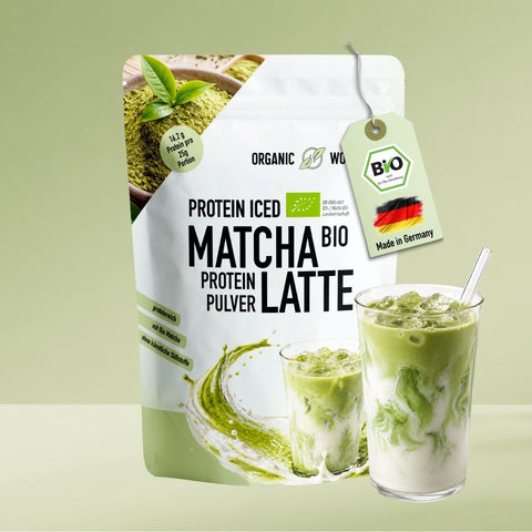 Bio Iced Matcha Latte Protein Pulver Nachfüll-Pack von Organic Workout neben einem Glas Iced Matcha Latte